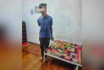 Suspek ditahan di sebuah rumah dan polis turut merampas motosikal Yamaha RXZ di Jalan Serindik, Temerloh pada Rabu. Foto ihsan PDRM