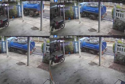Satu kejiranan di Thailand dilanda bau busuk selepas sebuah lori kumbahan terjatuh ke dalam longkang, menyebabkan tangkinya pecah dan menumpahkan air sisa kumbahan ke seluruh tempat. Foto sumber Facebook