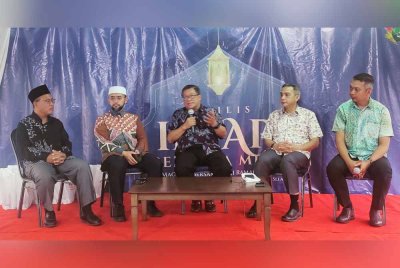 Ab Halim (tengah) ketika sesi dialog bersama media dan Program Iftar Ramadan di Pejabat Perhubungan Pas Negeri Selangor pada Rabu.