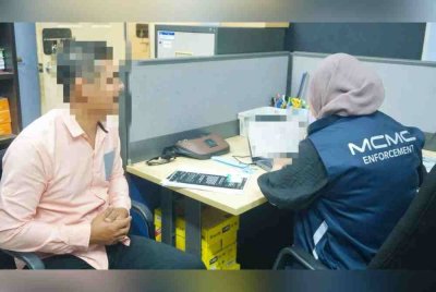 SKMM merakam percakapan lelaki disyaki memuat naik kandungan berunsur 3R di Taiping, Perak.