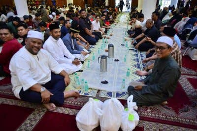 Ramli (kiri) dan Mohamad Fauzan (kanan) bersama-sama penuntut semasa Jaulah Iftar Pelajar UIAM di Gombak pada Selasa.