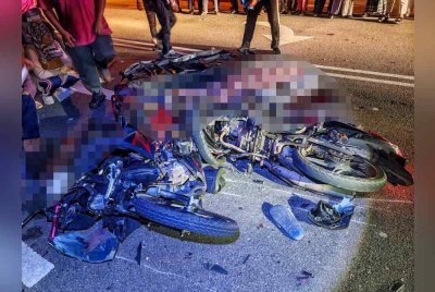 Remuk... keadaan dua buah motosikal yang terlibat dalam kemalangan.