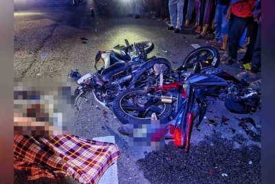 Mayat Muhammad Alif Ramadani bersebelahan dengan motosikal yang ditunggangnya hingga meragut nyawa dalam kemalangan itu.