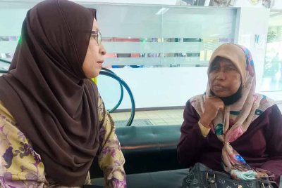 Che Intan (kanan) bersama Pengerusi Pertubuhan Cancer Survivors Malaysia (CSM), Zuraini Kamal selepas majlis 'Ramadan Kita' anjuran Environment Idaman Sdn Bhd (EISB) bersama CSM di Alor Setar baru-baru ini.