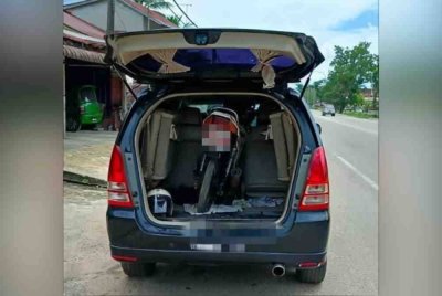 Tindakan seorang lelaki cuba menyeludup masuk motosikal Yamaha RXZ menggunakan MPV dari Thailand masuk ke negara ini berjaya dikesan oleh PGA Kuala Terengganu di Kampung Banggol Kulim, Rantau Panjang pada Rabu. Foto PGA