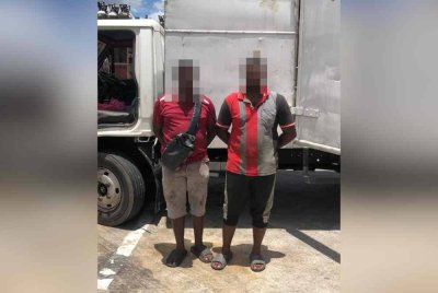 Dua lelaki disyaki terlibat dalam aktiviti penyeludupan minyak sawit mentah yang ditahan pada Rabu.