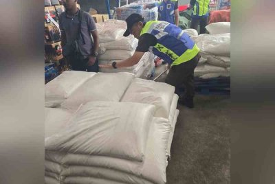 Operasi dijalankan Cawangan Khas IPK Johor bersama pegawai Kawal Selia Padi dan Beras Negeri Johor di kawasan perindustrian Kota Puteri, Masai. - Foto IPS JBS