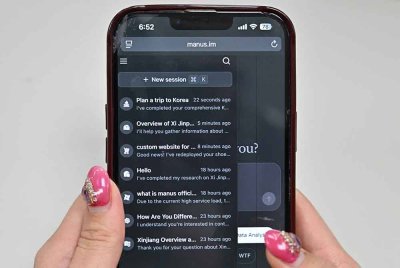 Foto yang diambil di Beijing pada 11 Mac 2025 menunjukkan skrin telefon bimbit memaparkan alat pembantu AI Manus, yang dilancarkan oleh syarikat pemula China, Butterfly Effect. - AFP