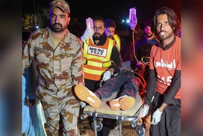 Penumpang yang cedera dibawa untuk mendapatkan rawatan. - Agensi