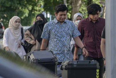 Ibu bapa Zayn Rayyan Abdul Matin, Ismanira Abdul Manaf (dua, kiri) dan Zaim Ikhwan Zahari (tengah) hadir di Mahkamah Sesyen hari ini bagi sambung bicara kes pengabaian yang dihadapinya terhadap kanak-kanak autistik berusia enam tahun itu. Foto Bernama