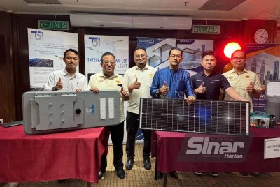 Ismail (dua dari kiri) dan Saizol (tiga dari kanan) ketika mendengar penerangan daripada pembekal lampu solar. FOTO: SINAR HARIAN/ADILA SHARINNI WAHID