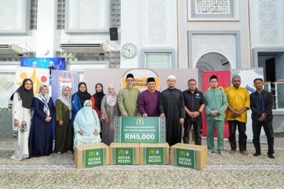 Seramai 50 asnaf dan komuniti Masjid Al-Ikhlas menerima Kotak Rezeki sumbangan McDonald’s Malaysia.