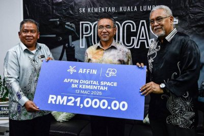 Adly Zahari (tengah), menyaksikan penyerahan mock cek bernilai RM21,000.00 daripada Pengerusi Affin Islamic Bank Berhad, Musa Abdul Malek (kanan), kepada Pengetua SK Kementah, Mohd Rizan Baba (kiri), sempena Majlis Peluncuran Program Digitalisasi Affin Digital Space di Sekolah Kebangsaan Kementah, hari ini. Foto Bernama
