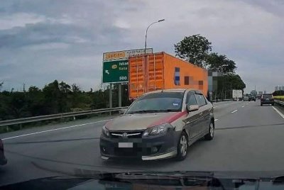 Tangkap layar tular memaparkan sebuah kereta Proton Saga dipandu melawan arus di Linkedua.
