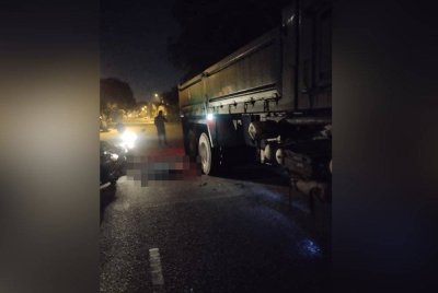 Warga Indonesia maut dilanggar lori selepas motosikal ditunggangnya hilang kawalan.