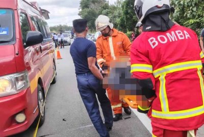 Anggota bomba mengeluarkan mangsa dalam nahas melibatkan dua Proton Wira di Kilometer (KM) 48, Kampung Selamat, Jalan Kuala Terengganu - Kota Bharu, dekat Setiu pada petang Khamis.
