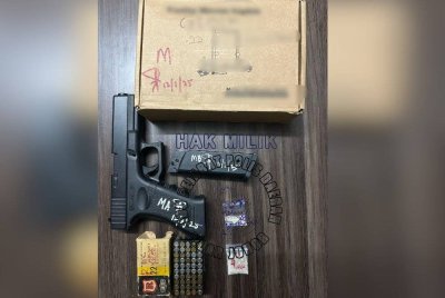 Sepucuk pistol tiruan jenis Glock 17 Austria dengan 50 bir peluru yang dirampas hasil serbuan polis di sebuah rumah di Paya Panjang, Bukit Pasir, Muar. Foto IPD Muar