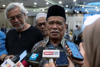 Menteri Pertanian dan Keterjaminan Makanan Datuk Seri Mohamad Sabu ketika bercakap pada sidang media selepas Majlis Iftar bersama warga Kementerian Pertanian dan Keterjaminan Makanan (KPKM) di sini pada Khamis. Foto Bernama 