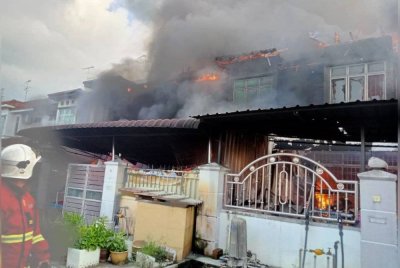 Anggota bomba memadam kebaran di Jalan Seri Orkid 2, Taman Seri Orkid, Skudai pada petang Khamis. Foto JBPM Johor