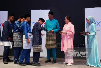 Selain berbuka puasa bersama, NexG Berhad diketuai Ab Hamid (tiga dari kanan) turut menyampaikan sumbangan duit raya. Foto Mohd Halim Abdul Wahid
