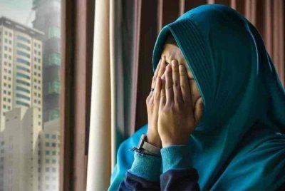 Seorang wanita warga emas kerugian RM216,200 selepas terpedaya dengan sindiket 'phone scam' yang menyamar sebagai pekerja mahkamah dan polis. Gambar hiasan 
