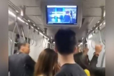 Tular video memaparkan situasi tegang di dalam koc LRT selepas bunyi dentuman terbabit kedengaran.