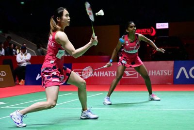 Pearly (kiri) dan Thinaah menewaskan pasangan Indonesia untuk mara ke suku akhir Seluruh England pada Khamis. Foto Agensi