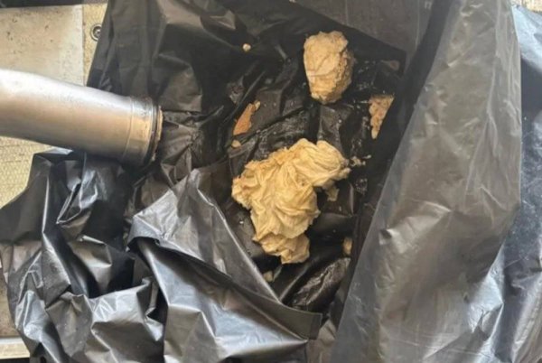 Kain buruk dan pakaian yang ditemui tersangkut pada saluran paip tandas pesawat itu. Foto Agensi