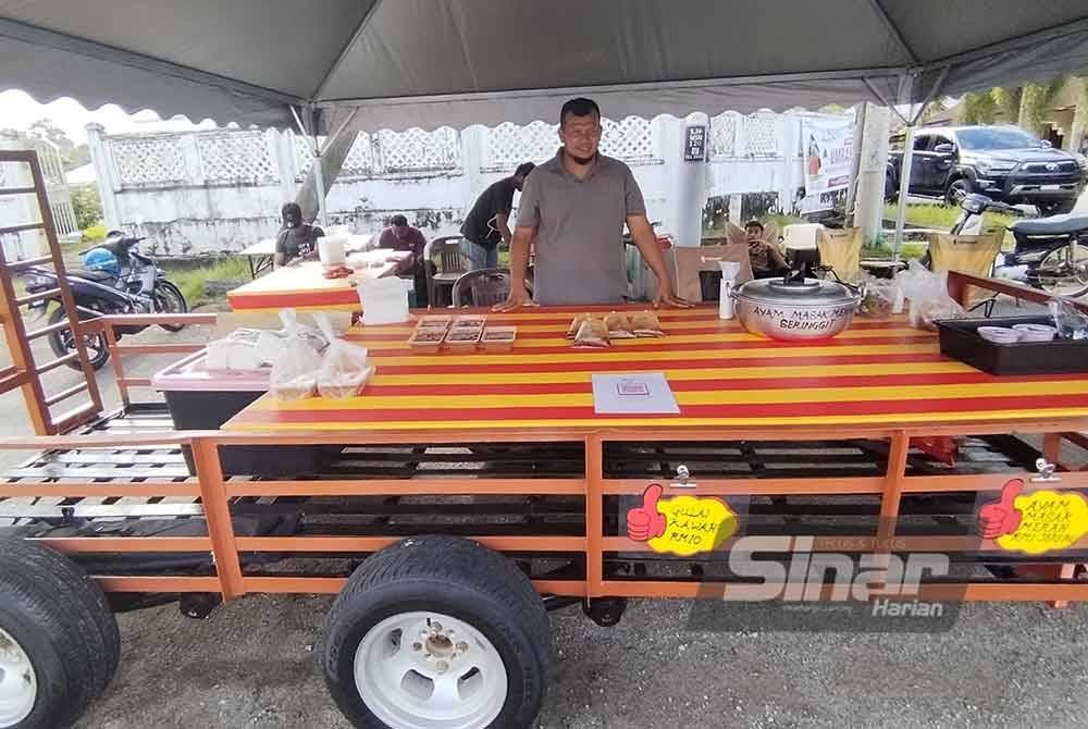 Mohd Azizul menjual daging kawah menggunakan ekor treler di Bazar Ramadan Kampung Lubuk Kawah di Hulu Besut, Terengganu.