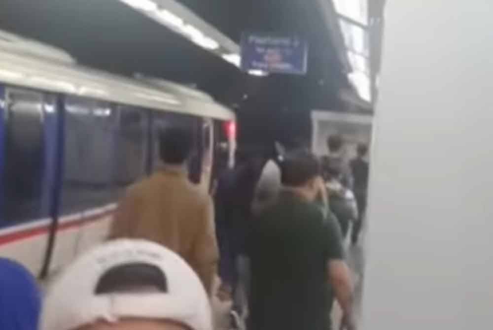 Tangkap layar situasi ketika letupan di stesen LRT Abdullah Hukum pada malam Rabu.