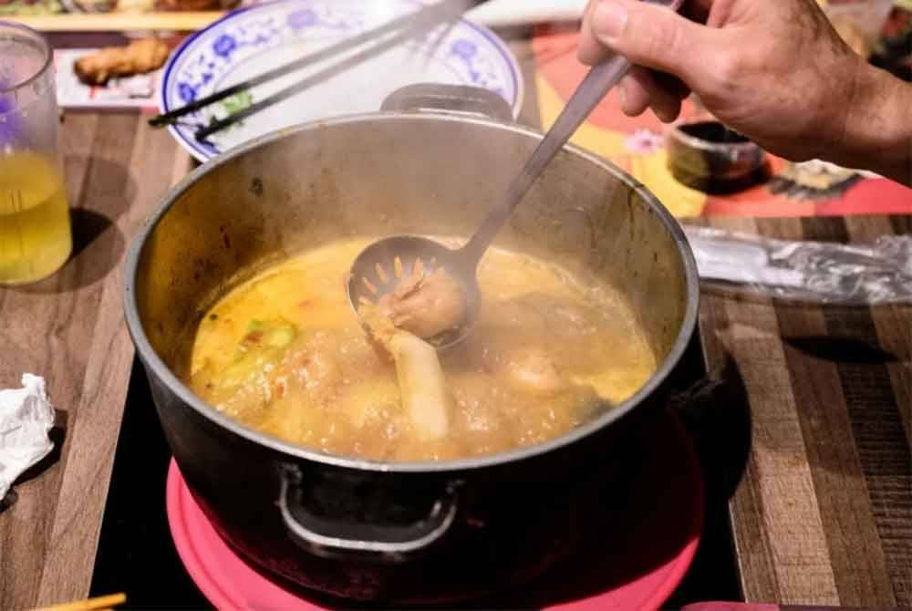 Selain membayar balik, Haidilao turut menawarkan pampasan 10 kali ganda kepada lebih 4,000 pelanggan susulan kejadian tersebut.