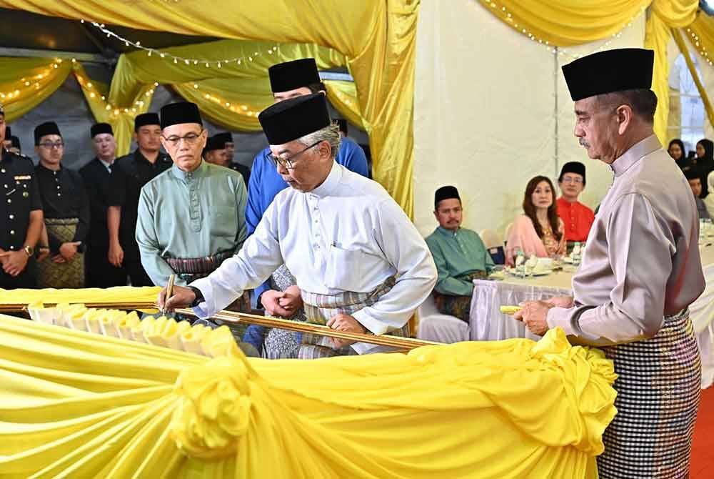 Al-Sultan Abdullah berkenan menamakan surau Ibu Pejabat Polis Daerah (IPD) Cameron Highlands. Foto Kesultanan Pahang.