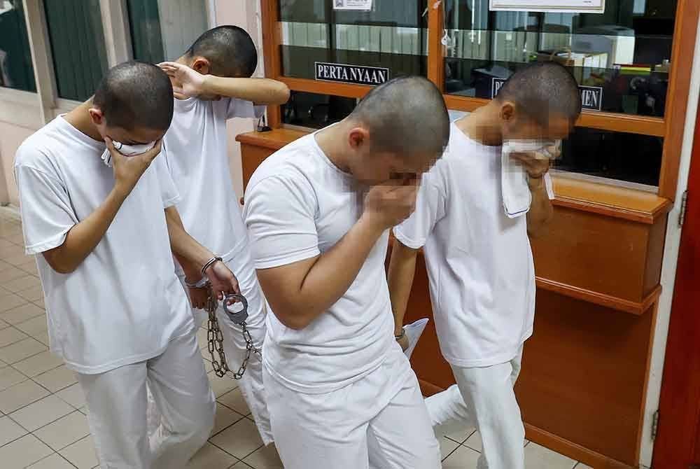 Empat daripada 13 remaja berusia 16 hingga 19 tahun yang diperintahkan membela diri atas pertuduhan membunuh seorang pelajar Kolej Vokasional Lahad Datu tiba di Mahkamah Tinggi Tawau. Gambar fail Bernama