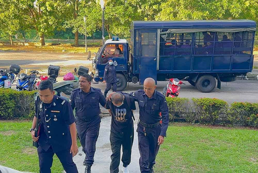 Tertuduh (dua, kanan) didakwa melakukan kesalahan menggugat ketenteraman awam di LTAPP dalam kejadian pada Selasa lalu.