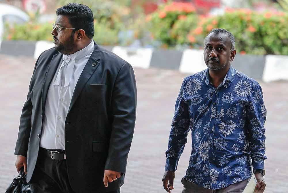 Wartawan portal berita tempatan, B Nantha Kumar, 42, (kanan) mengaku tidak bersalah di Mahkamah Sesyen hari ini atas pertuduhan menerima rasuah berjumlah RM20,000. Foto Bernama