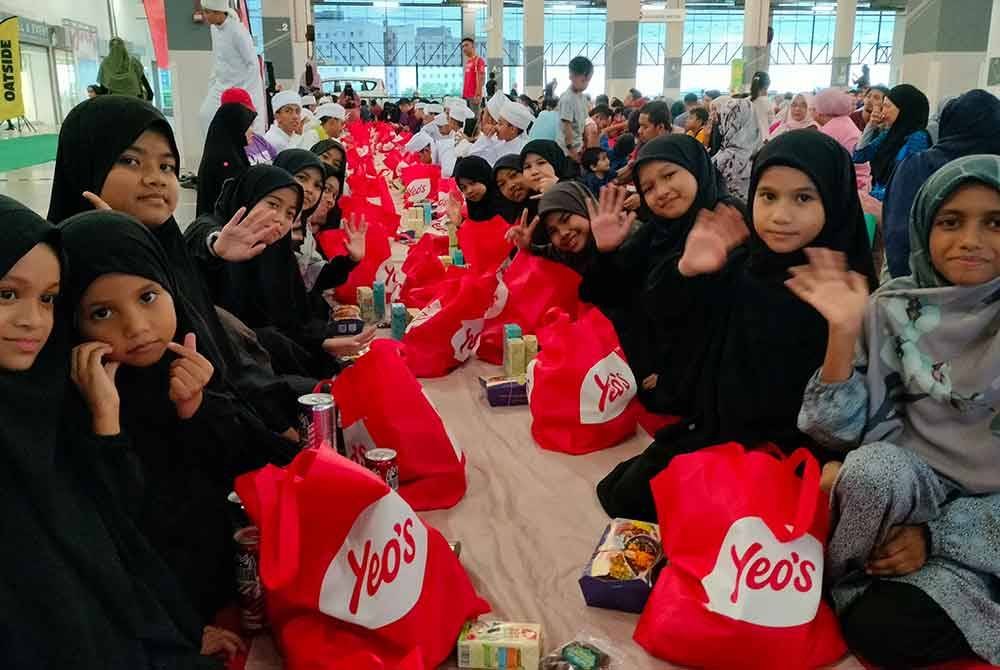 Kanak-kanak yang paling gembira kerana setiap seorang mendapat pelbagai barangan percuma yang diberikan oleh pihak penaja.