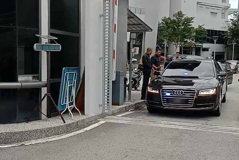 Ismail Sabri yang menaiki kenderaan jenis Audi berwarna hitam itu keluar kira-kira jam 12.30 tengah hari sambil diiringi kenderaan polis.