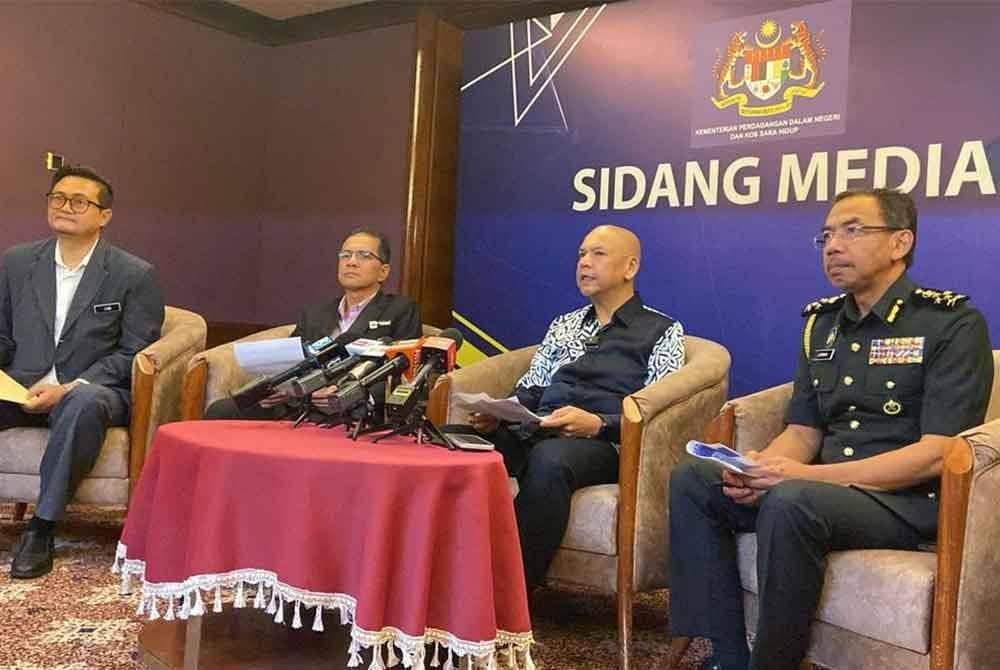 Armizan (dua dari kanan) pada sidang media.