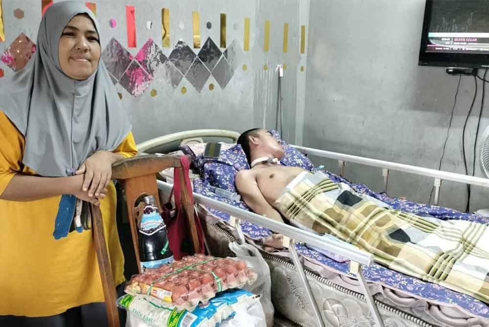 Shapidah setia menjaga Mohd Zaki yang terlantar selepas terlibat dalam kemalangan motosikal di kediamannya di Taman Orkid, Kluang.