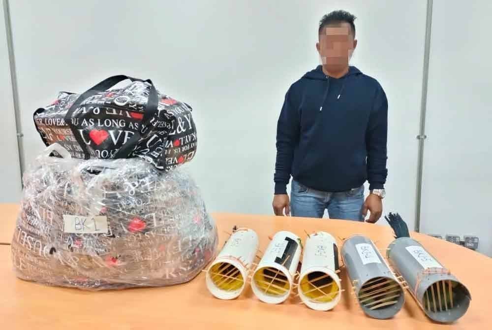 Seorang lelaki warga Indonesia ditahan di KLIA Terminal 2 pada Isnin, berhubung kes menyimpan burung dilindungi.