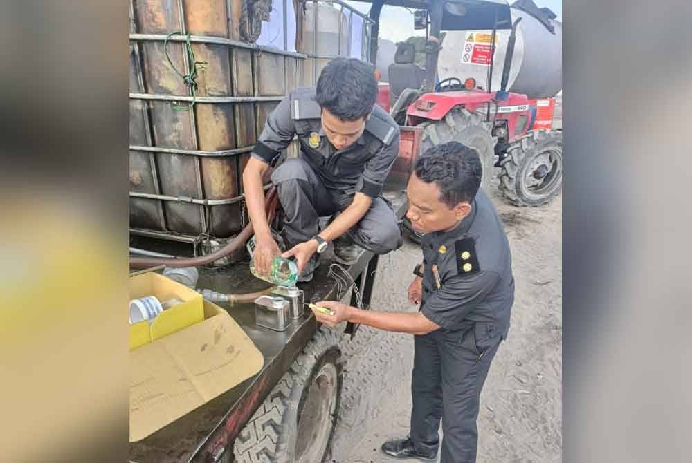 Pegawai penguat kuasa KPDN Perak menyita barang-barang yang dirampas dalam Ops Tiris 2025 di sebuah premis di Pantai Remis pada Khamis.