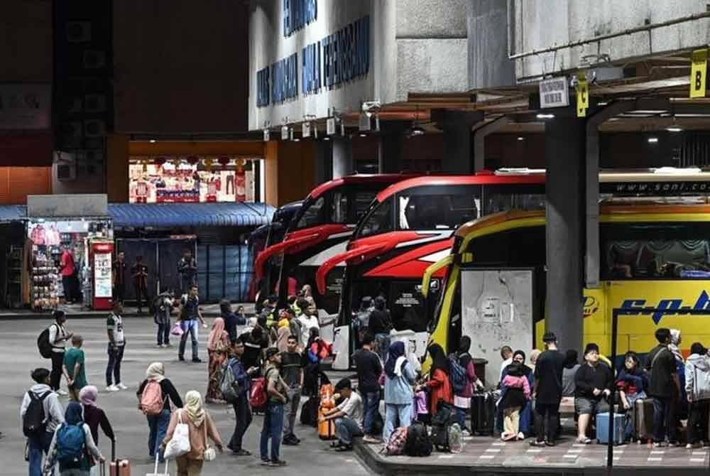 APAD akan mengeluarkan 300 Lesen Perubahan Sementara kepada pengusaha bas ekonomi bagi menampung permintaan tinggi sempena sambutan Aidilfitri tahun ini. - Gambar hiasan