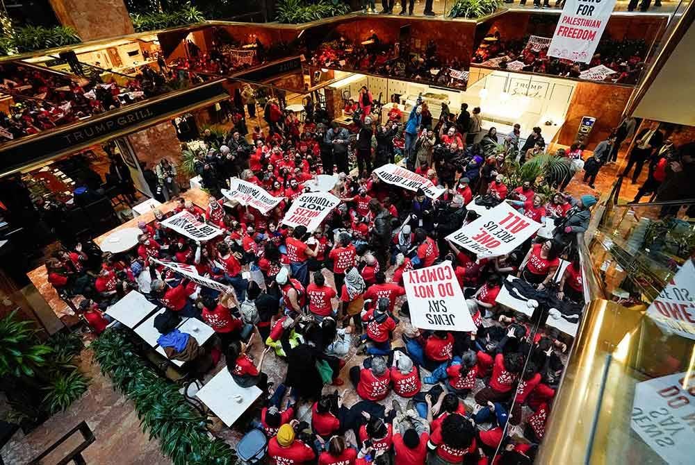 Puluhan orang mengadakan demonstrasi di dalam Menara Trump di New York bagi membantah penahanan dan rancangan pengusiran aktivis yang juga pelajar Palestin, Mahmoud Khalil - Foto: AFP