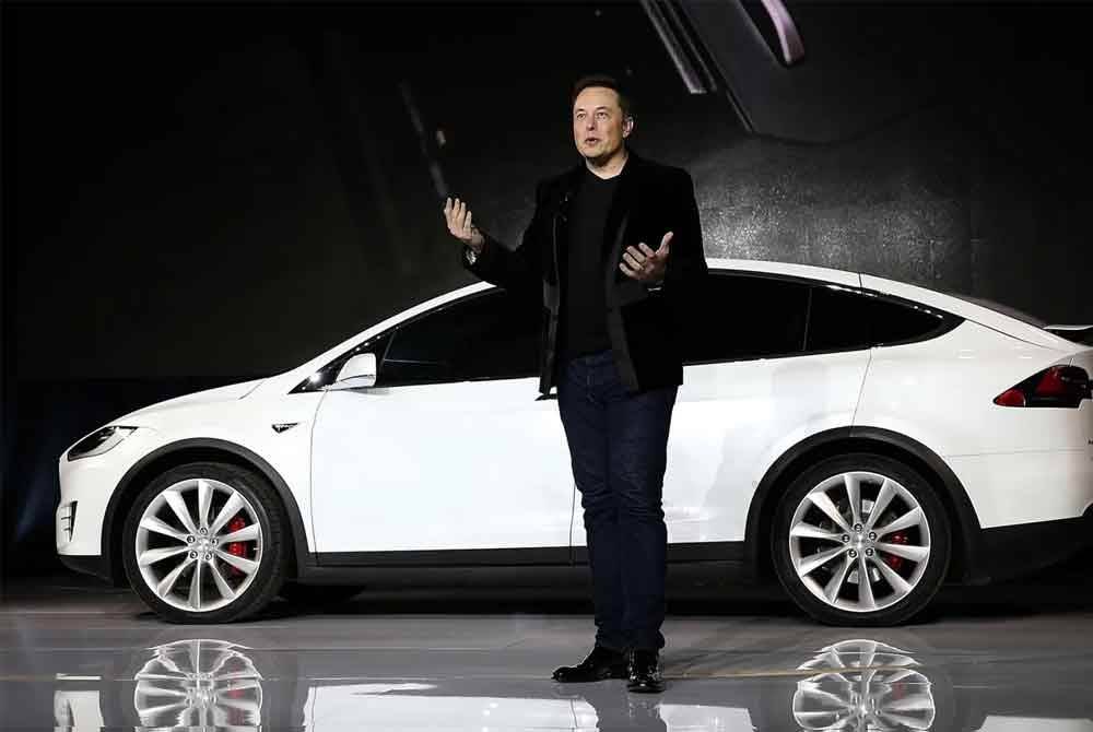 Syarikat kenderaan elektrik milik Elon Musk, Tesla, memberi amaran bahawa perang perdagangan yang dicetuskan Trump boleh mendedahkannya kepada tarif timbal balas serta meningkatkan kos pengeluaran kenderaan di AS - Foto: Agensi