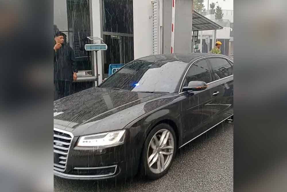 Kenderaan membawa Ismail Sabri bergerak keluar dari bangunan SPRM kira-kira jam 5.42 petang.