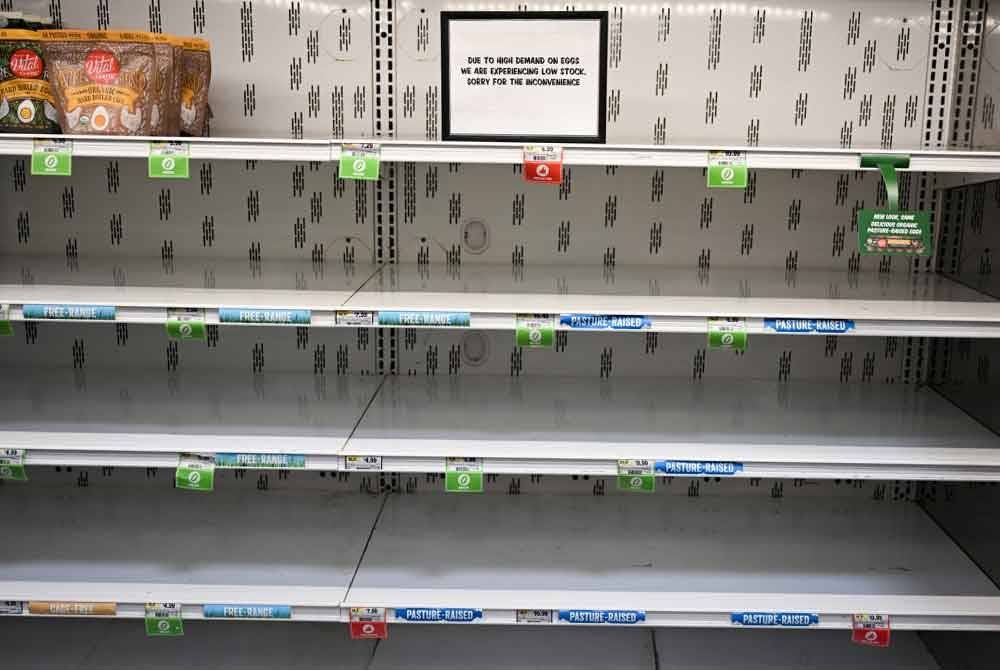 Rak kosong di bahagian telur kelihatan di pasar raya telah mencetuskan kebimbangan bekalan dalam kalangan pengguna. Foto AFP