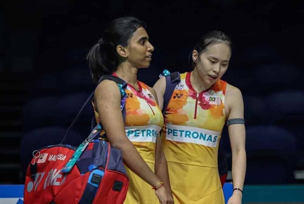 Pearly (kanan) dan Thinaah tumpas di tangan pasangan dari Jepun dalam aksi suku akhir Seluruh England. Foto Agensi.