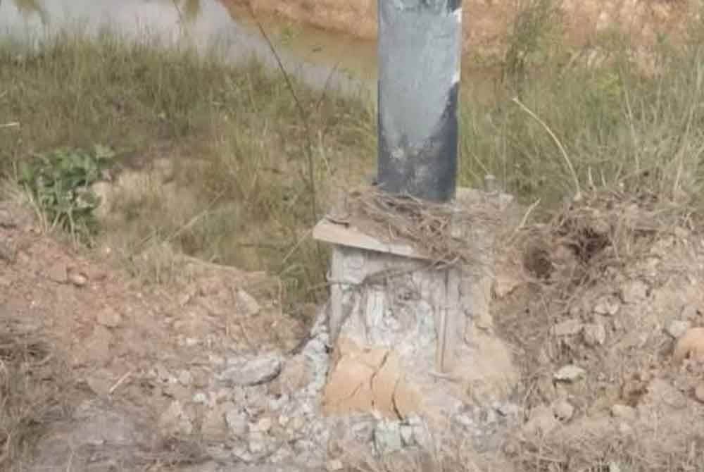 Bom yang dipasang pada tiang elektrik meletup dan mencederakan sembilan anggota polis ketika melakukan rondaan. - Foto: Agensi