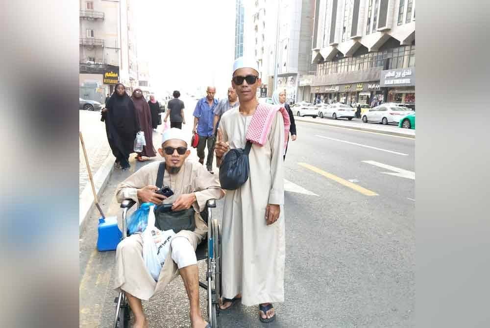 Acik (kiri) mahu meneruskan amal ibadat di Masjidilharam meskipun berkerusi roda.