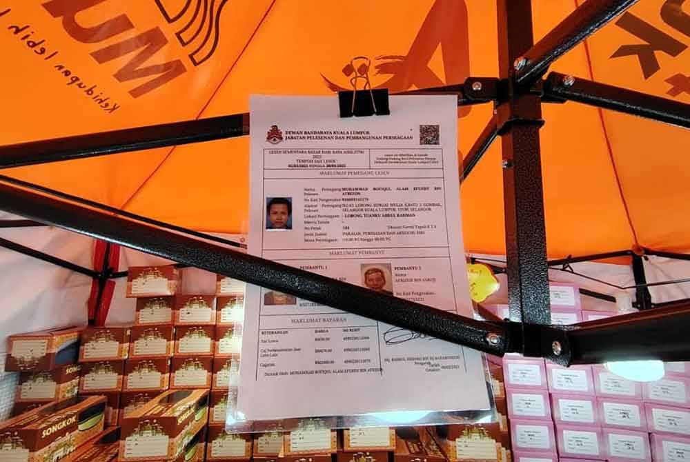 Setiap peniaga diwajibkan meletakkan lesen dan pengenalan diri mereka di dalam premis masing-masing